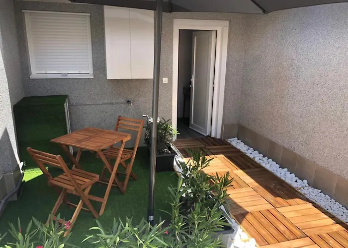 Con Jardin Y Garaje 아파트